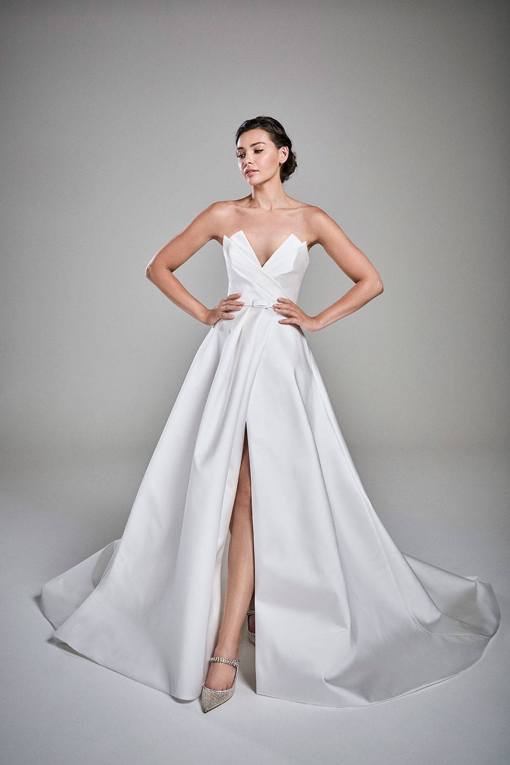 10 Stunning Wedding Gowns for an Outdoor Wedding Venue Image
